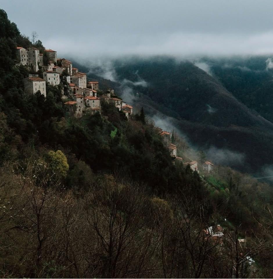 Satul „vertical” din Toscana în care mai trăiesc doar 30 de oameni.  Cum a fost salvat Lucchio în 1437 de două femei 1100916