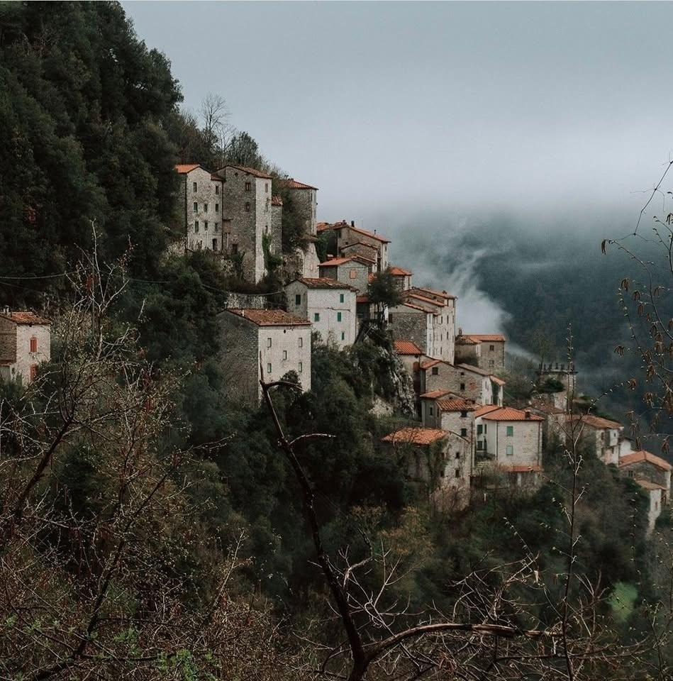 Satul „vertical” din Toscana în care mai trăiesc doar 30 de oameni.  Cum a fost salvat Lucchio în 1437 de două femei 1100917