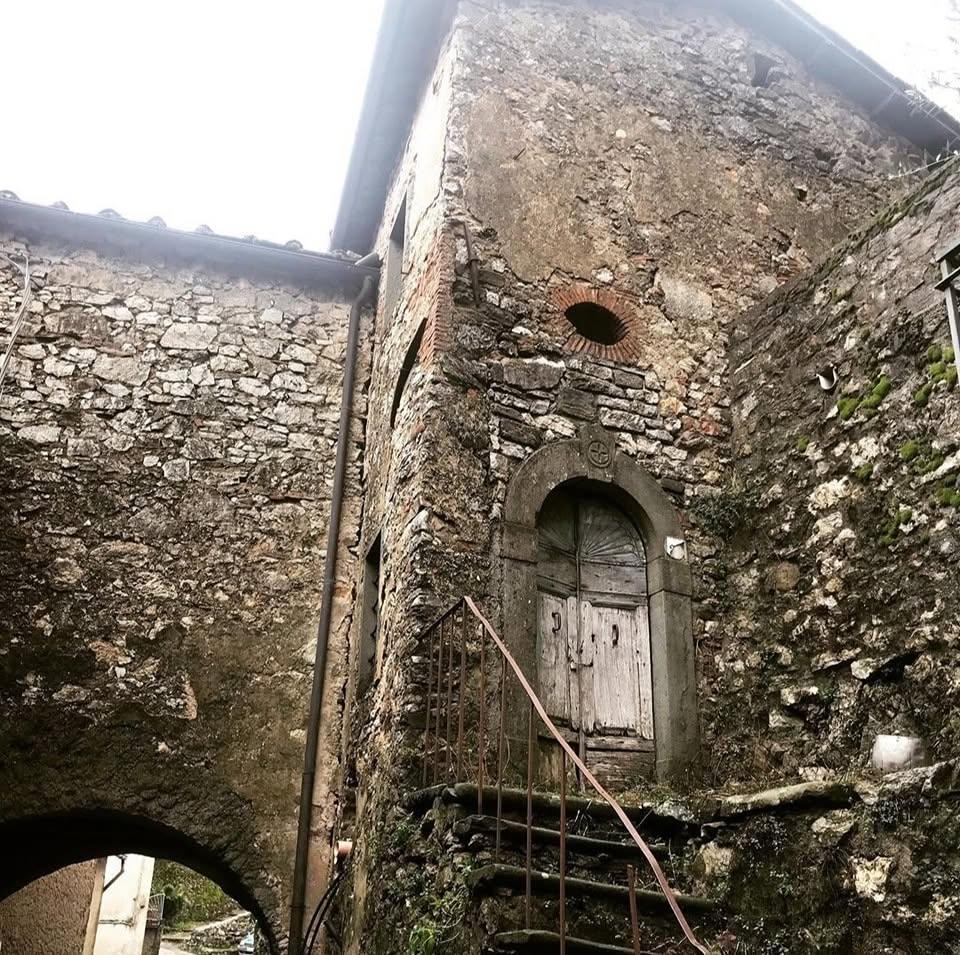Satul „vertical” din Toscana în care mai trăiesc doar 30 de oameni.  Cum a fost salvat Lucchio în 1437 de două femei 1100922