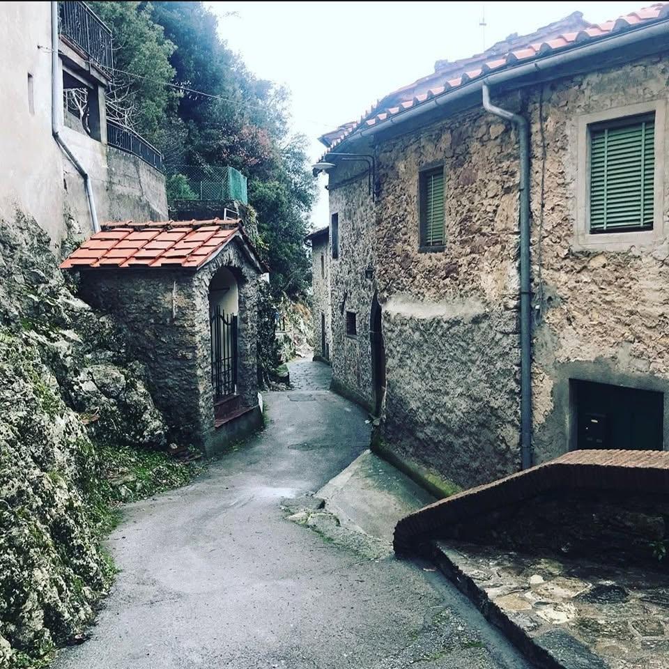 Satul „vertical” din Toscana în care mai trăiesc doar 30 de oameni.  Cum a fost salvat Lucchio în 1437 de două femei 1100923