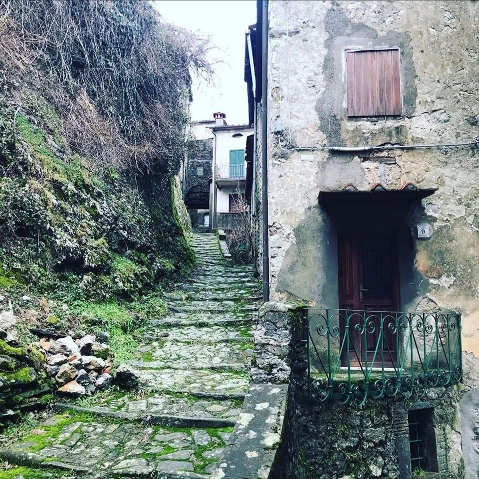 Satul „vertical” din Toscana în care mai trăiesc doar 30 de oameni.  Cum a fost salvat Lucchio în 1437 de două femei 1100924