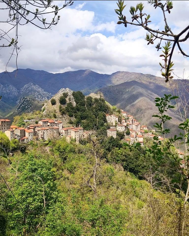 Satul „vertical” din Toscana în care mai trăiesc doar 30 de oameni.  Cum a fost salvat Lucchio în 1437 de două femei 1100925