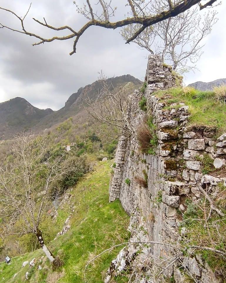 Satul „vertical” din Toscana în care mai trăiesc doar 30 de oameni.  Cum a fost salvat Lucchio în 1437 de două femei 1100926