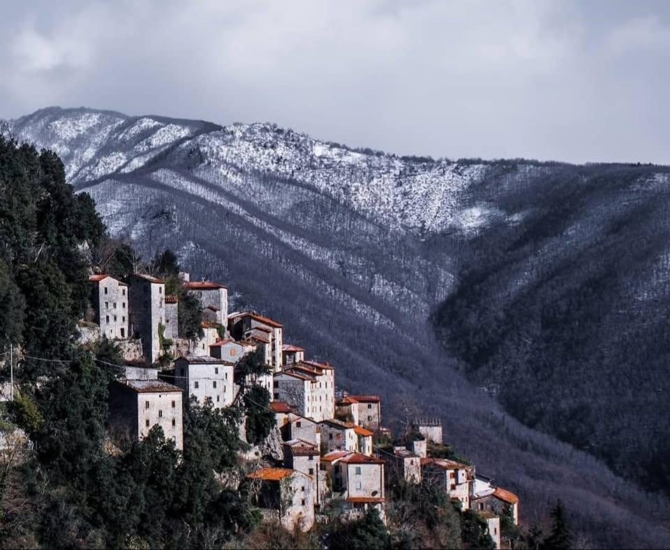 Satul „vertical” din Toscana în care mai trăiesc doar 30 de oameni.  Cum a fost salvat Lucchio în 1437 de două femei 1100928