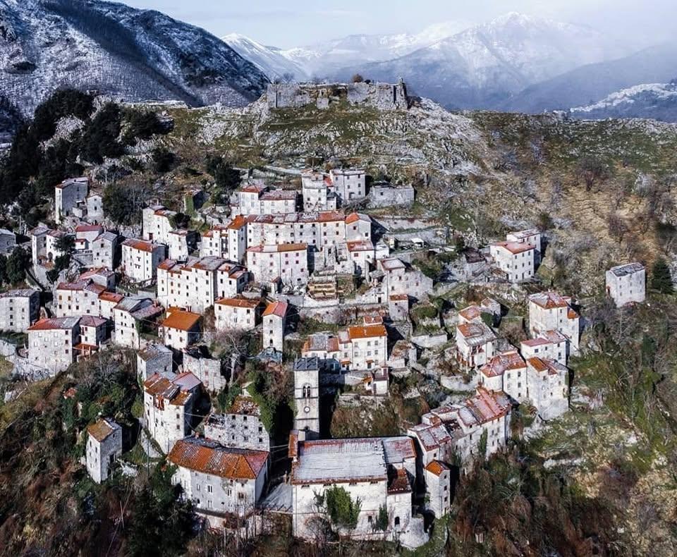 Satul „vertical” din Toscana în care mai trăiesc doar 30 de oameni.  Cum a fost salvat Lucchio în 1437 de două femei 1100929