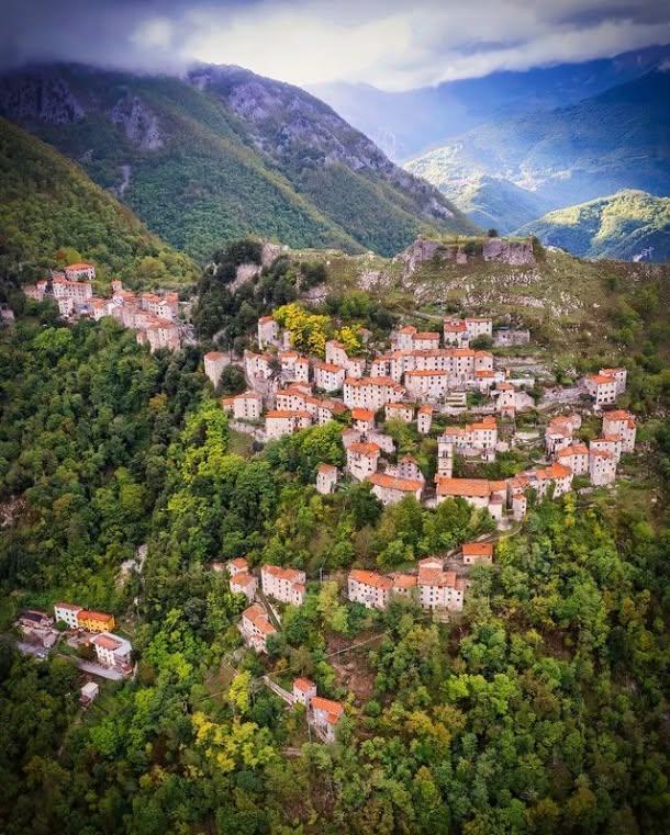 Satul „vertical” din Toscana în care mai trăiesc doar 30 de oameni.  Cum a fost salvat Lucchio în 1437 de două femei 1100930