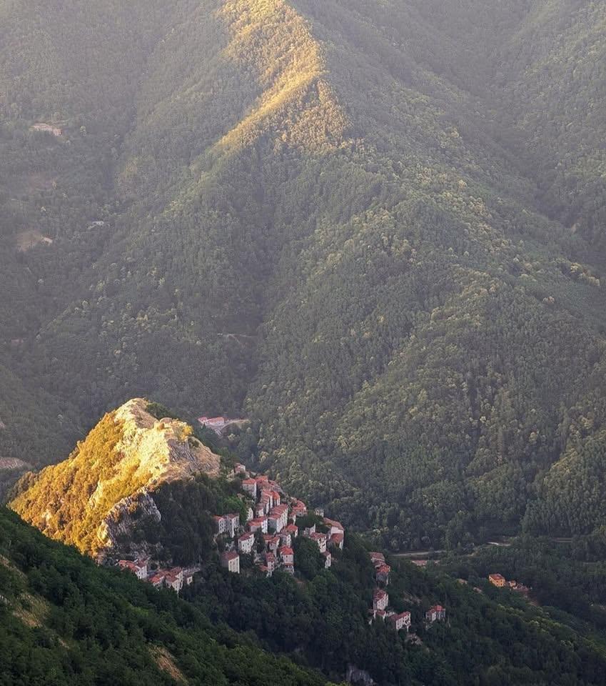 Satul „vertical” din Toscana în care mai trăiesc doar 30 de oameni.  Cum a fost salvat Lucchio în 1437 de două femei 1100931