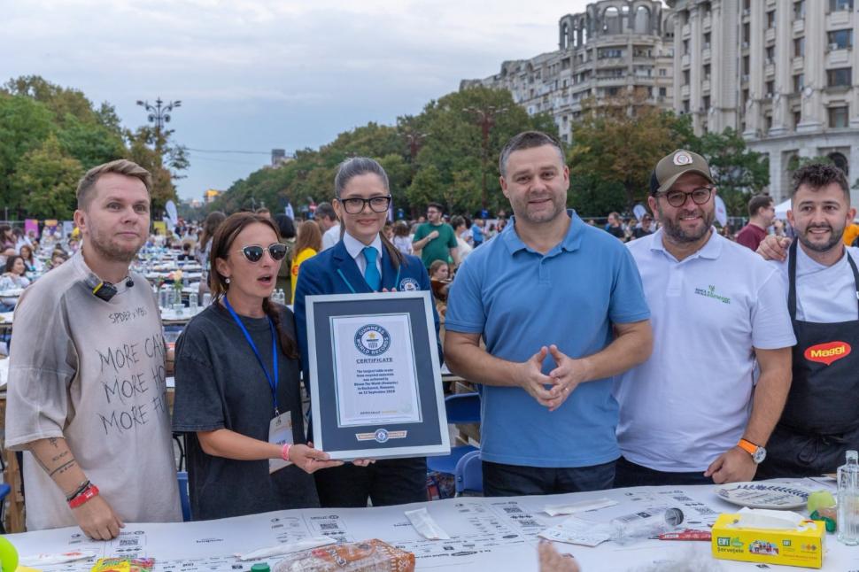 Bucureştiul a intrat în Cartea Recordurilor cu „Masa care uneşte”. Ciucu: „A fost o mare sufragerie astăzi, în Piaţa Constituţiei” 1101506