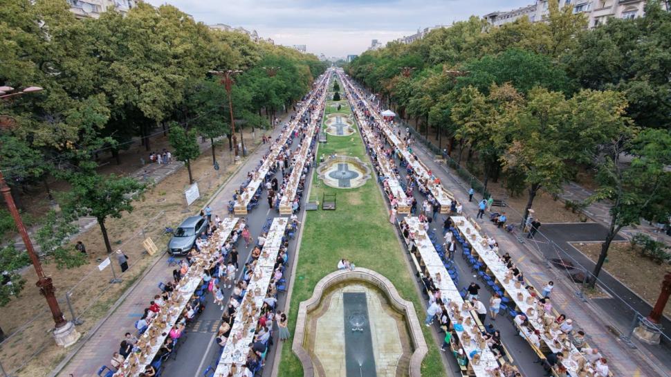 Bucureştiul a intrat în Cartea Recordurilor cu „Masa care uneşte”. Ciucu: „A fost o mare sufragerie astăzi, în Piaţa Constituţiei” 1101508