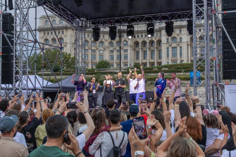 Bucureştiul a intrat în Cartea Recordurilor cu „Masa care uneşte”. Ciucu: „A fost o mare sufragerie astăzi, în Piaţa Constituţiei” 1101510