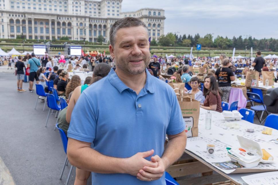 Bucureştiul a intrat în Cartea Recordurilor cu „Masa care uneşte”. Ciucu: „A fost o mare sufragerie astăzi, în Piaţa Constituţiei” 1101512