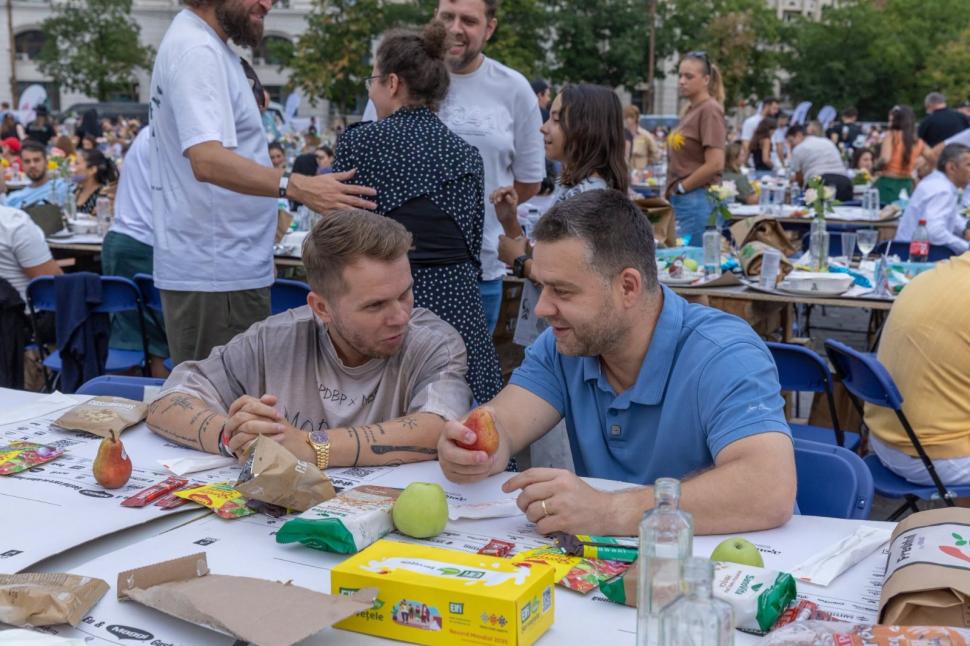 Bucureştiul a intrat în Cartea Recordurilor cu „Masa care uneşte”. Ciucu: „A fost o mare sufragerie astăzi, în Piaţa Constituţiei” 1101516