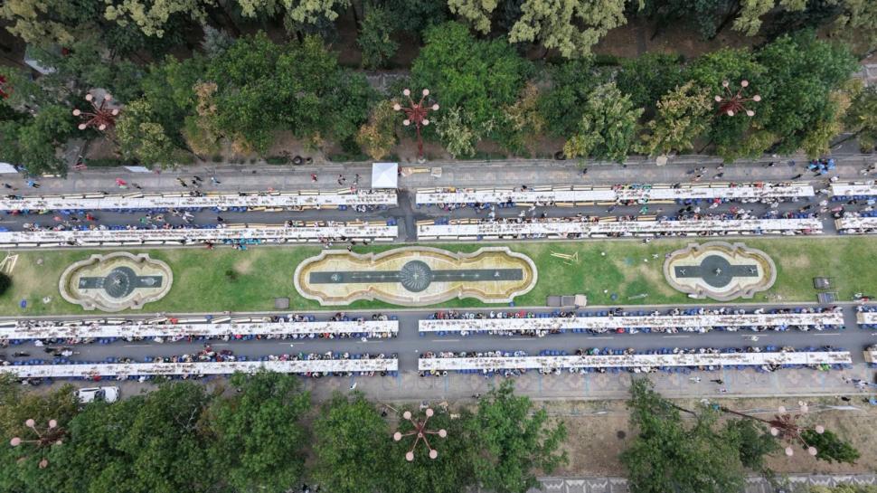 Bucureştiul a intrat în Cartea Recordurilor cu „Masa care uneşte”. Ciucu: „A fost o mare sufragerie astăzi, în Piaţa Constituţiei” 1101522