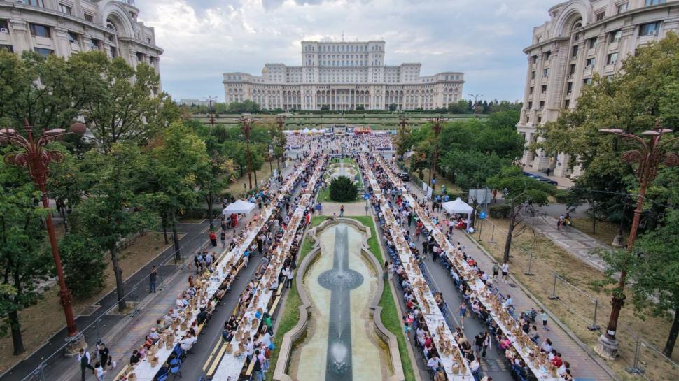 Bucureştiul a intrat în Cartea Recordurilor cu „Masa care uneşte”. Ciucu: „A fost o mare sufragerie astăzi, în Piaţa Constituţiei” 1101524