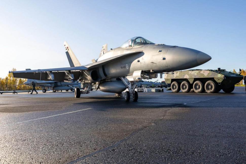 Nicușor Dan, în haină de camuflaj, la o bază aeriană NATO din Finlanda. „România își dorește să aprofundeze această cooperare” 1101717