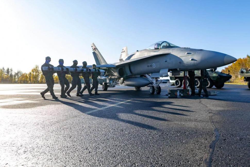 Nicușor Dan, în haină de camuflaj, la o bază aeriană NATO din Finlanda. „România își dorește să aprofundeze această cooperare” 1101718