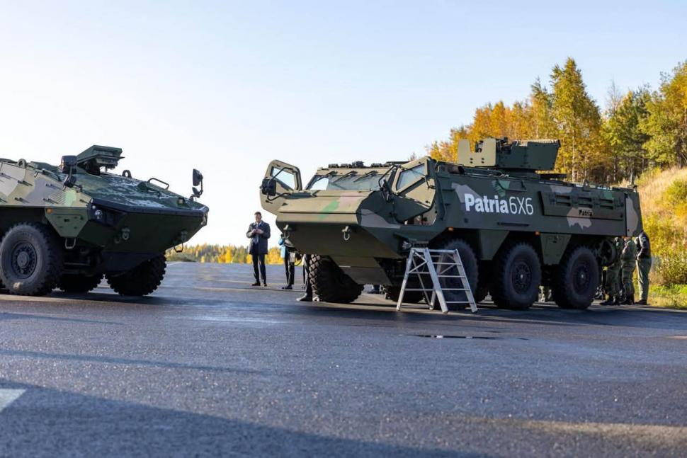 Nicușor Dan, în haină de camuflaj, la o bază aeriană NATO din Finlanda. „România își dorește să aprofundeze această cooperare” 1101719