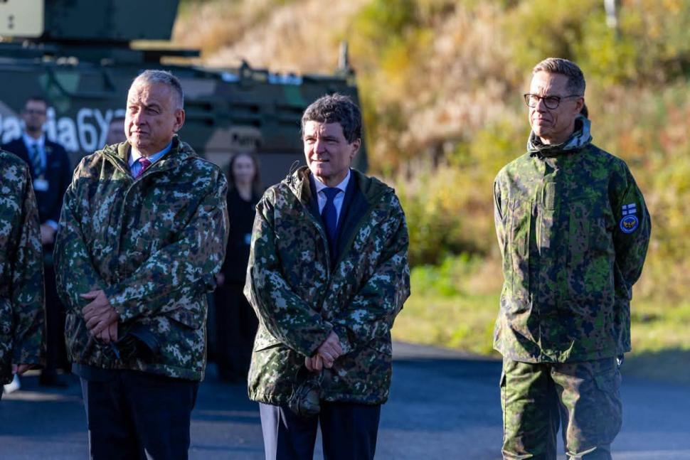 Nicușor Dan, în haină de camuflaj, la o bază aeriană NATO din Finlanda. „România își dorește să aprofundeze această cooperare” 1101720