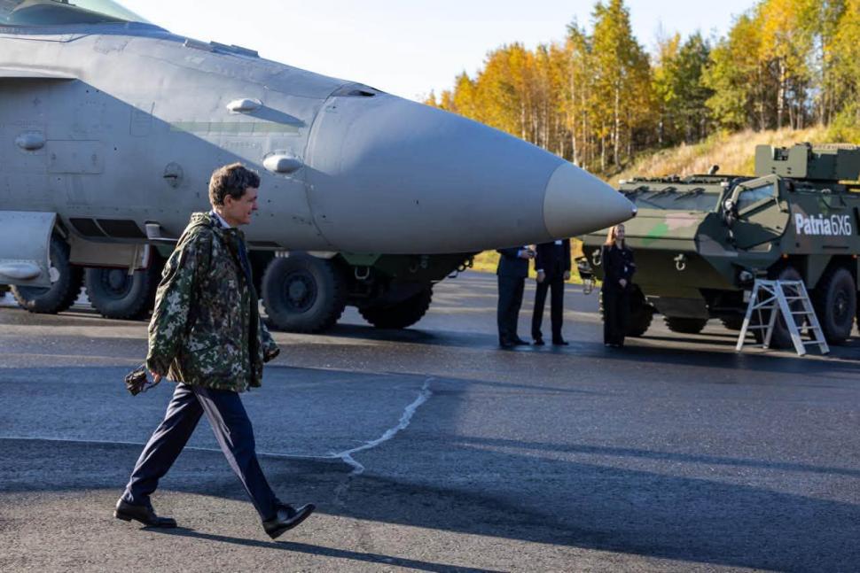 Nicușor Dan, în haină de camuflaj, la o bază aeriană NATO din Finlanda. „România își dorește să aprofundeze această cooperare” 1101721
