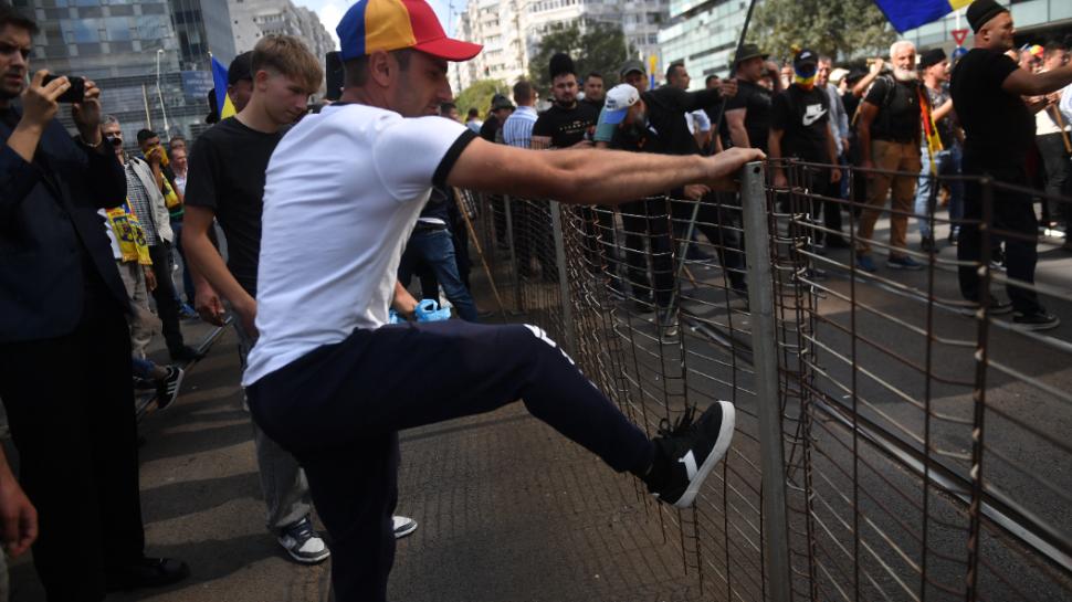 Imagini care nu s-au văzut la TV de la bătaia din Piața Victoriei. Cine a venit, de fapt, în locul oierilor 1102234