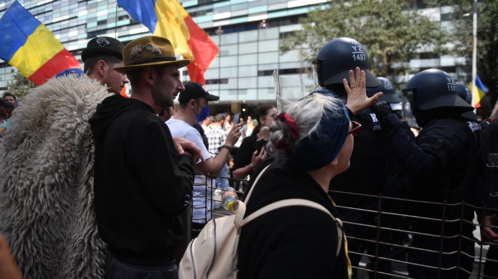 Imagini care nu s-au văzut la TV de la bătaia din Piața Victoriei. Cine a venit, de fapt, în locul oierilor 1102238