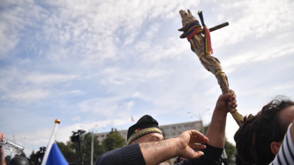 Imagini care nu s-au văzut la TV de la bătaia din Piața Victoriei. Cine a venit, de fapt, în locul oierilor 1102251