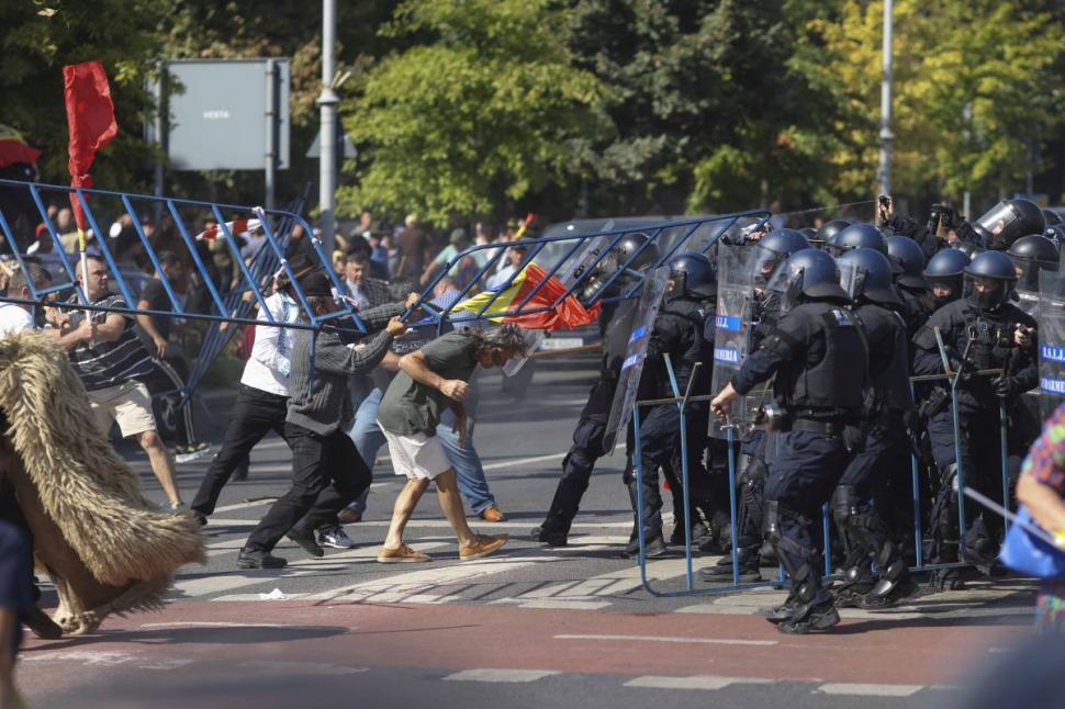 Imagini care nu s-au văzut la TV de la bătaia din Piața Victoriei. Cine a venit, de fapt, în locul oierilor 1102271