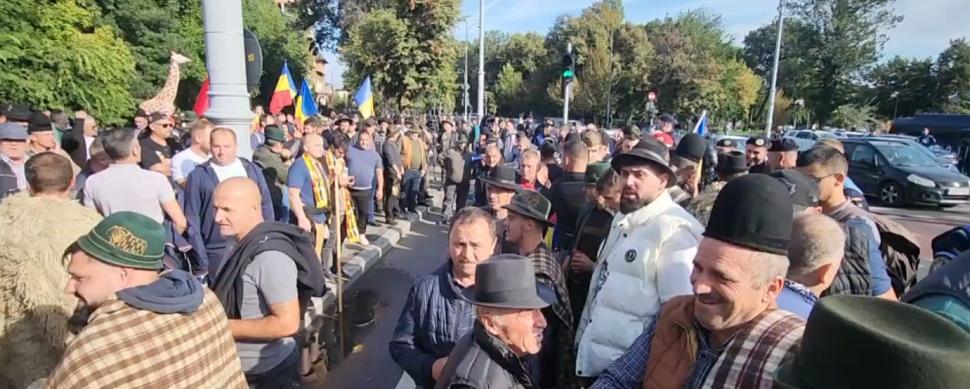 Imagini care nu s-au văzut la TV de la bătaia din Piața Victoriei. Cine a venit, de fapt, în locul oierilor 1102276