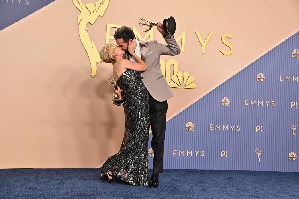 Matthew Rhys a intrat în istorie, după ce a câștigat două Premii Emmy pentru rol principal, în aceeași seară. Lista laureaţilor 1101948