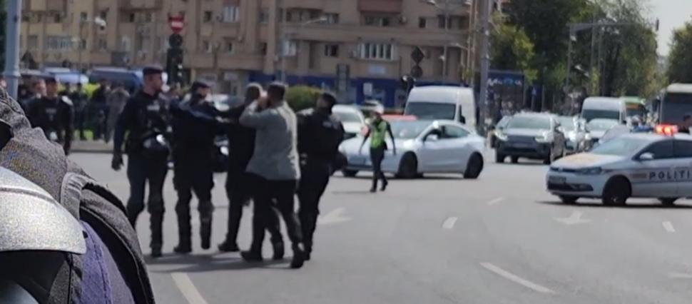 Noi violențe la protestul fermierilor. Suveraniști infiltrați au aruncat cu sticle și pietre în jandarmi. Mesajele lui George Simion 1102028