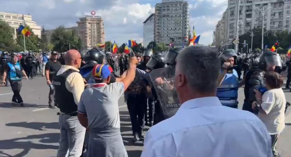 Scene de război în fața Guvernului. Imagini șocante cu bătaia dintre susținătorii lui Călin Georgescu și jandarmi 1102187