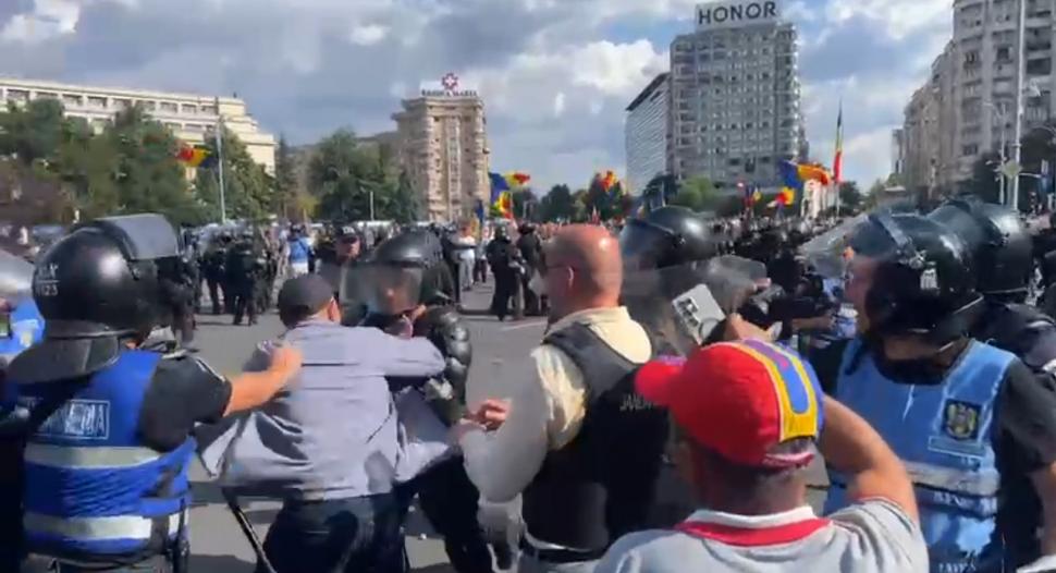 Scene de război în fața Guvernului. Imagini șocante cu bătaia dintre susținătorii lui Călin Georgescu și jandarmi 1102188