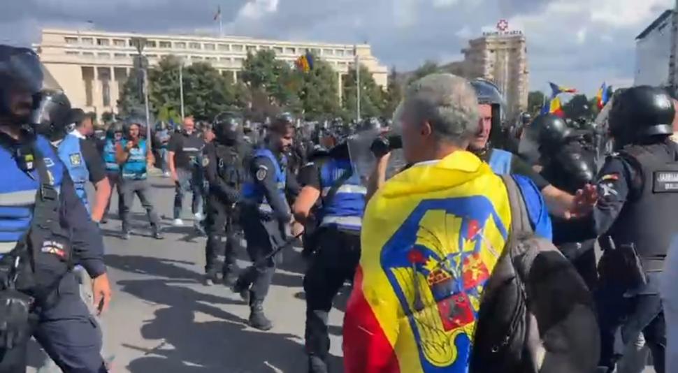 Scene de război în fața Guvernului. Imagini șocante cu bătaia dintre susținătorii lui Călin Georgescu și jandarmi 1102189