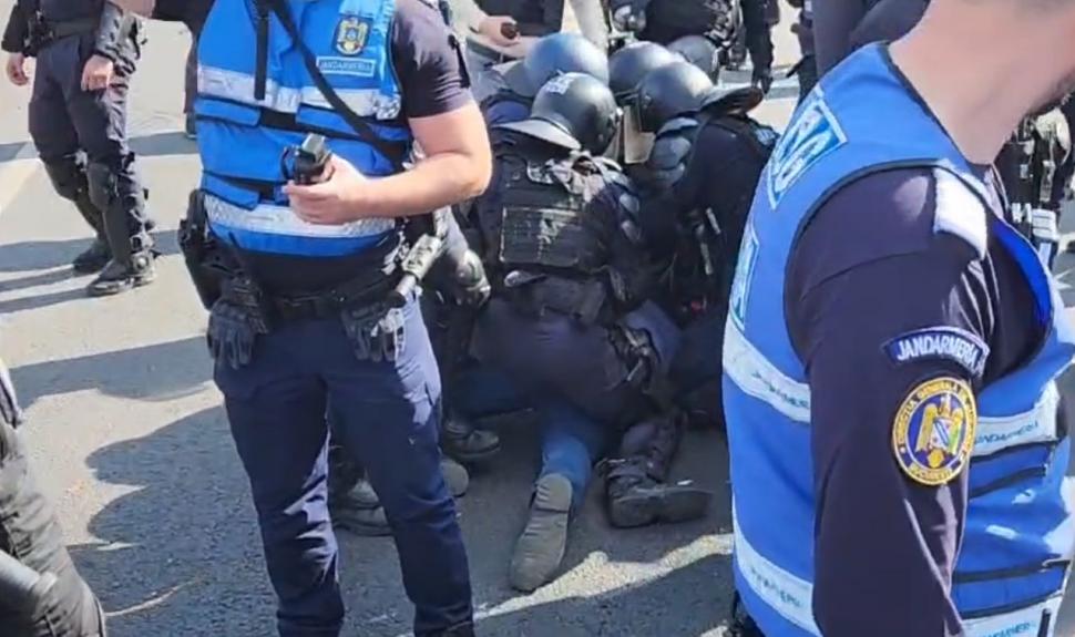 Scene de război în fața Guvernului. Imagini șocante cu bătaia dintre susținătorii lui Călin Georgescu și jandarmi 1102193
