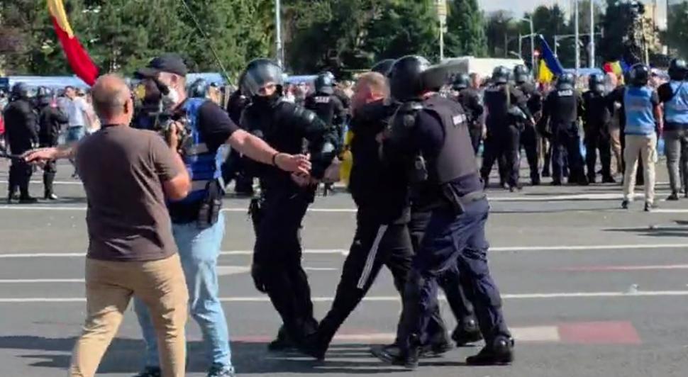 Scene de război în fața Guvernului. Imagini șocante cu bătaia dintre susținătorii lui Călin Georgescu și jandarmi 1102195