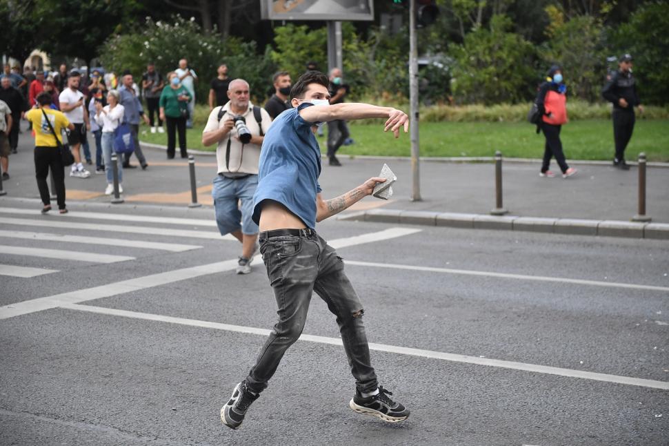 Infiltrații la protestul oierilor au smuls borduri și pavaj, au distrus spații verzi și au furat aspersoare. Imagini cu dezastrul lăsat 1102451