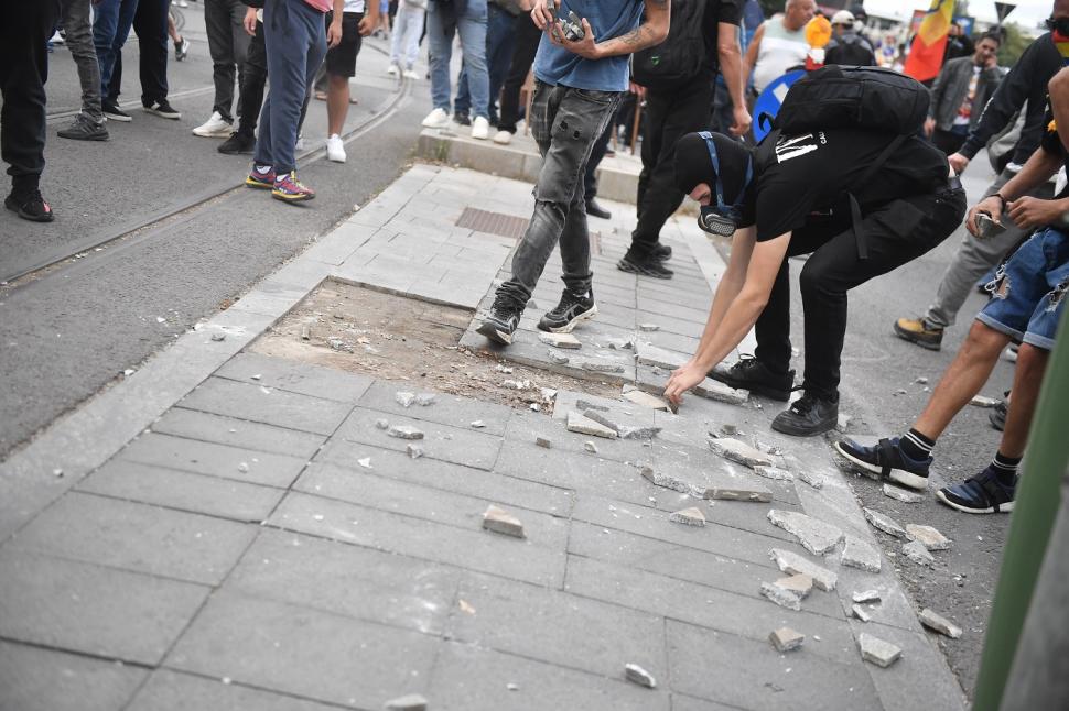 Infiltrații la protestul oierilor au smuls borduri și pavaj, au distrus spații verzi și au furat aspersoare. Imagini cu dezastrul lăsat 1102452