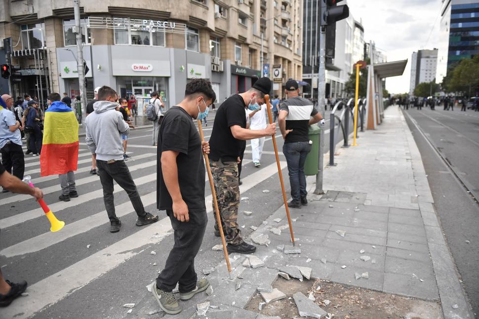 Infiltrații la protestul oierilor au smuls borduri și pavaj, au distrus spații verzi și au furat aspersoare. Imagini cu dezastrul lăsat 1102453