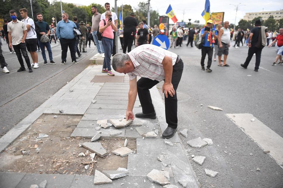 Infiltrații la protestul oierilor au smuls borduri și pavaj, au distrus spații verzi și au furat aspersoare. Imagini cu dezastrul lăsat 1102454