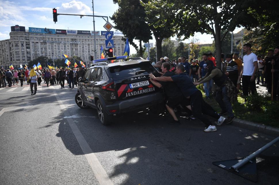 Infiltrații la protestul oierilor au smuls borduri și pavaj, au distrus spații verzi și au furat aspersoare. Imagini cu dezastrul lăsat 1102456