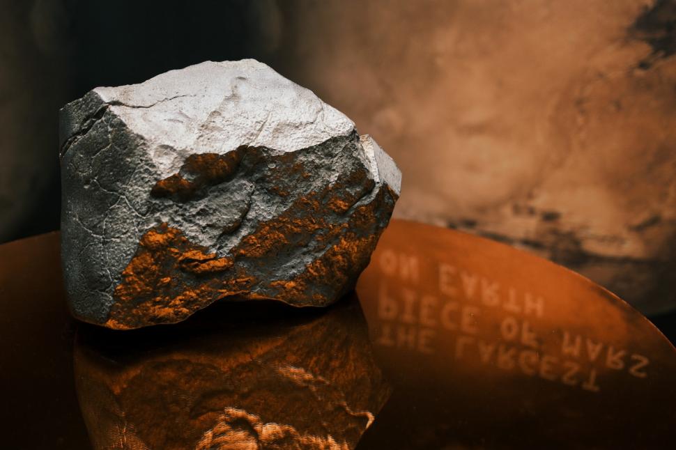 În 2023, un vânător a găsit o piatră ciudată în deșertul Sahara: Era o shergottită de pe Marte. Meteoritul s-a vândut cu milioane de $ 1102860