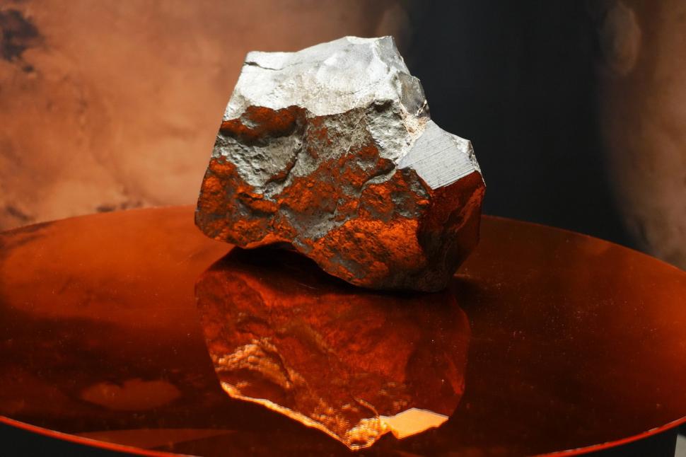 În 2023, un vânător a găsit o piatră ciudată în deșertul Sahara: Era o shergottită de pe Marte. Meteoritul s-a vândut cu milioane de $ 1102861