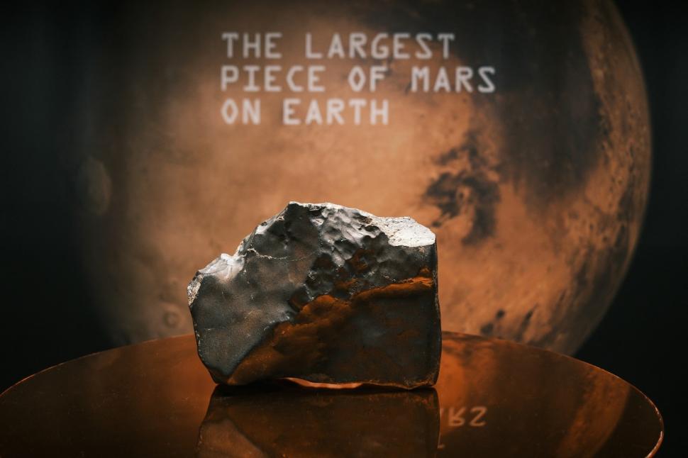 În 2023, un vânător a găsit o piatră ciudată în deșertul Sahara: Era o shergottită de pe Marte. Meteoritul s-a vândut cu milioane de $ 1102862