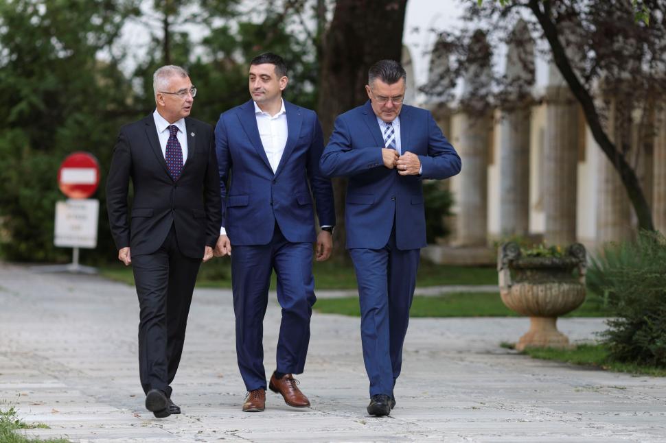Momente amuzante la Cotroceni. George Simion și-a făcut cruce când bătea ceasul. Kelemen Hunor a venit cu o cravată inedită 1102891