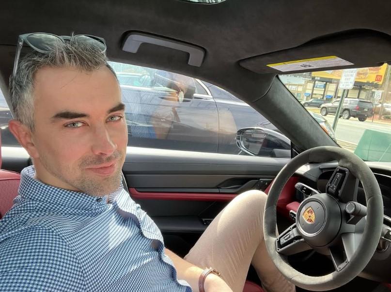 O milionară a cumpărat o casă de 16.000.000 dolari pentru iubitul escortă masculină. Acesta i-a furat apoi toți banii 1102917