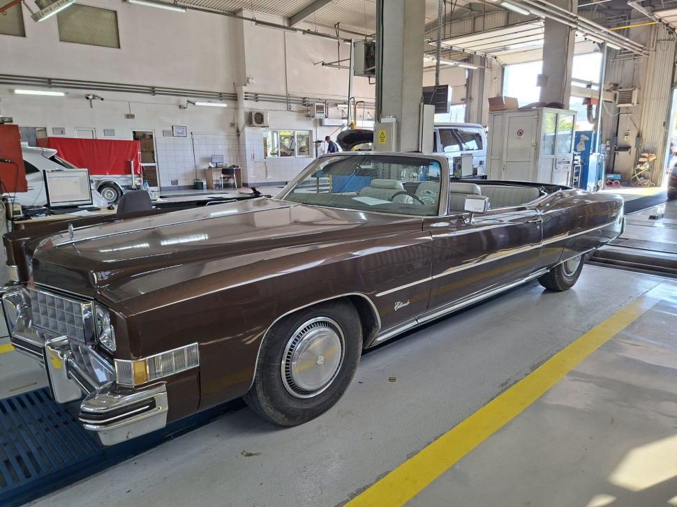 Un Cadillac Eldorado din '73, cu lungime de 5,6 metri şi lăţime de 2 metri, a mers la RAR-ul din Iaşi. Cum arată "iahtul de uscat" 1102951