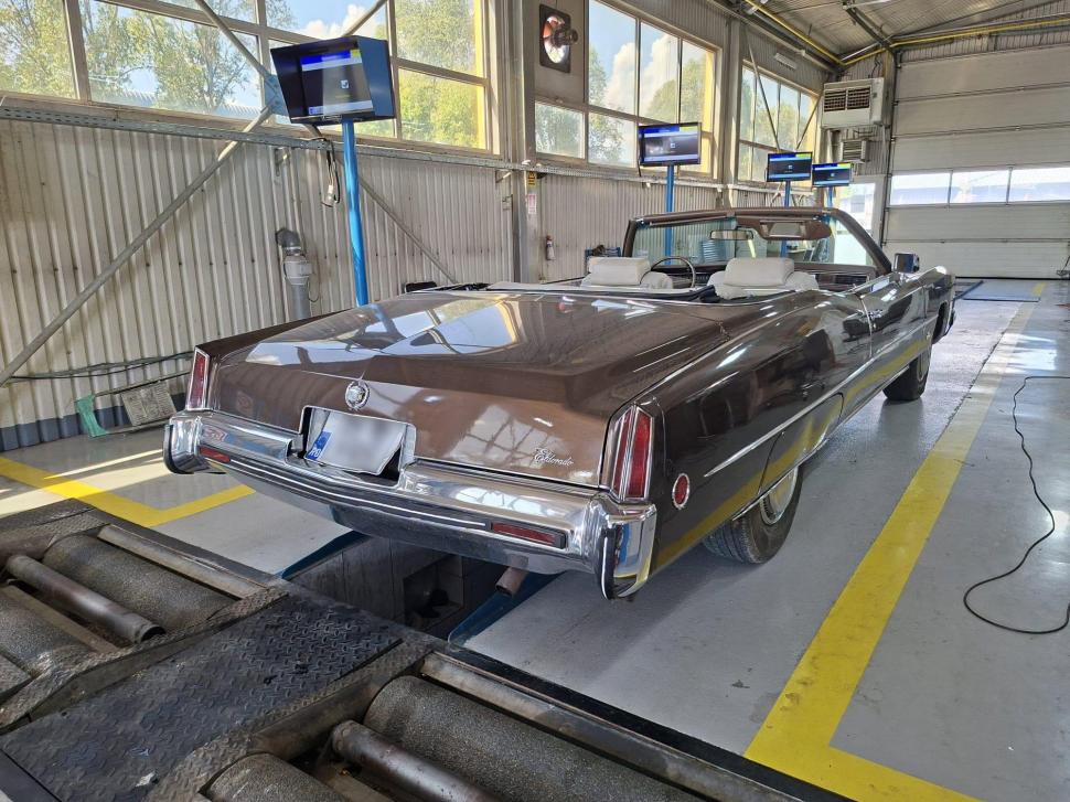 Un Cadillac Eldorado din '73, cu lungime de 5,6 metri şi lăţime de 2 metri, a mers la RAR-ul din Iaşi. Cum arată "iahtul de uscat" 1102952