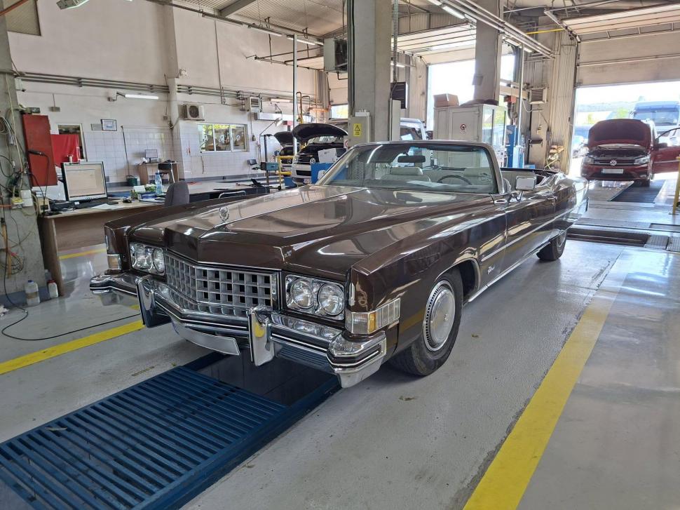 Un Cadillac Eldorado din '73, cu lungime de 5,6 metri şi lăţime de 2 metri, a mers la RAR-ul din Iaşi. Cum arată "iahtul de uscat" 1102953