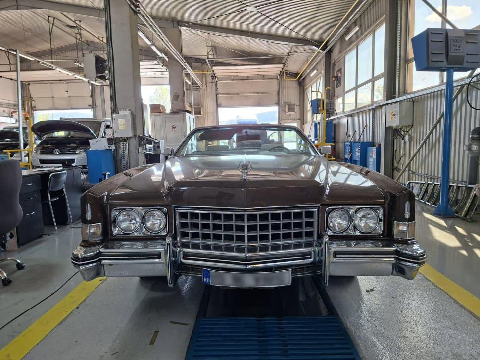 Un Cadillac Eldorado din '73, cu lungime de 5,6 metri şi lăţime de 2 metri, a mers la RAR-ul din Iaşi. Cum arată "iahtul de uscat" 1102954