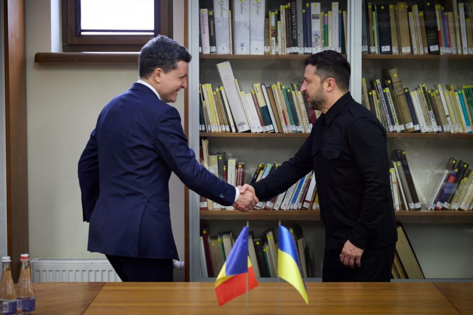 Nicușor Dan da mana cu volodimir zelenski